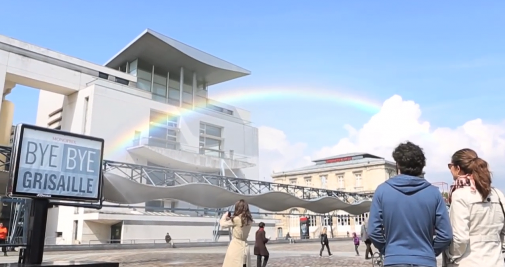 monoprix génère un arc en ciel naturel avec un panneau d'affichage