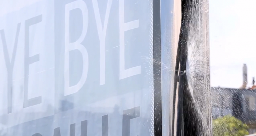 dès que les rayons du soleil sortent, le panneau projette de l'eau de pluie recyclée 