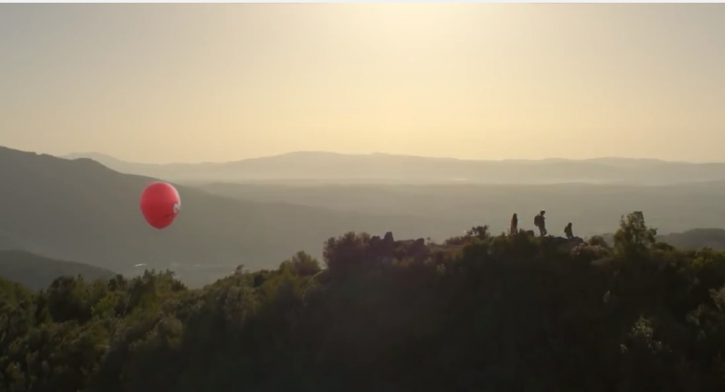 Un périple qui se termine au sommet d'une montagne où le ballon est secouru par une famille