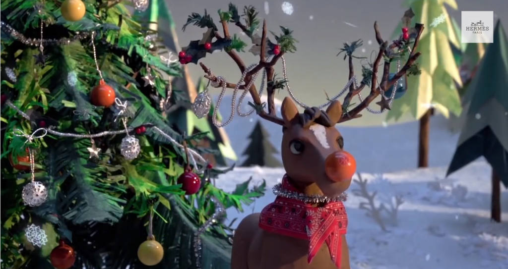 le cheval se transforme en rudolf  après une chute dans le sapin