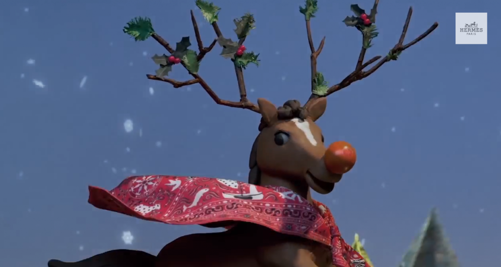 le cheval se transforme en Rudolf et se greffe aux rennes du père noel