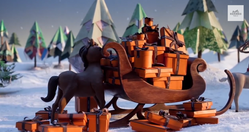 le cheval curieux est allé fouiner dans les cadeaux 