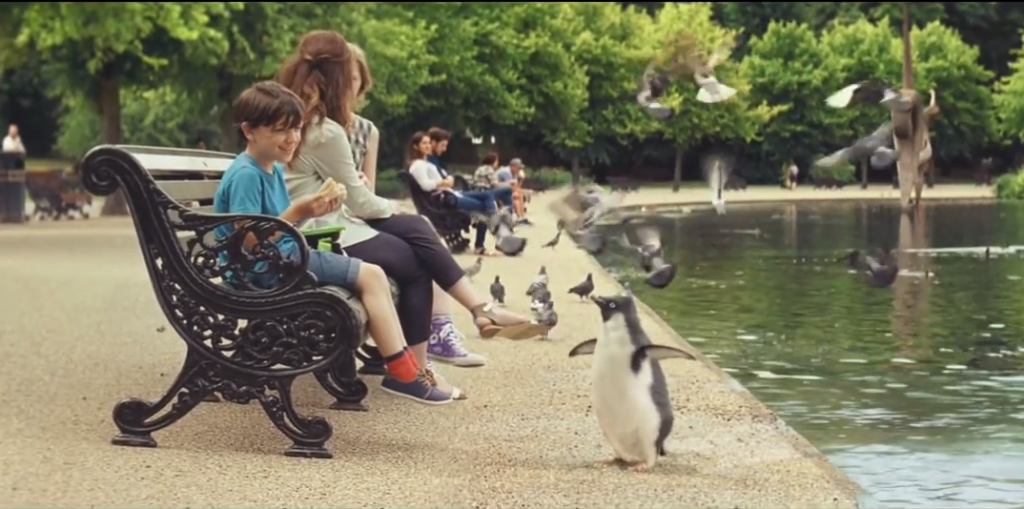 John lewis nous transporte dans l'histoire attachante de l'enfant et son manchot de compagnie
