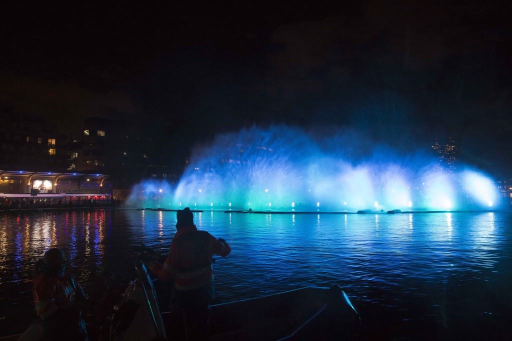 deux murs d'eau géants sont venus ouvrir le canal de villette 