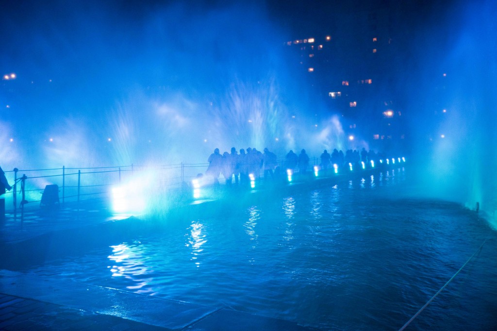 les invités ont traversé le mur d'eau géant tel moïse