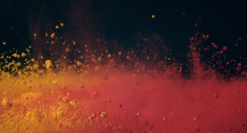 explosions de couleurs, de fumée et de paillettes  au ralenti avec les produits LUSH