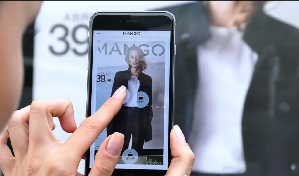 Une affiche Mango vous permet d'acheter en un flash des produits coup de coeur 