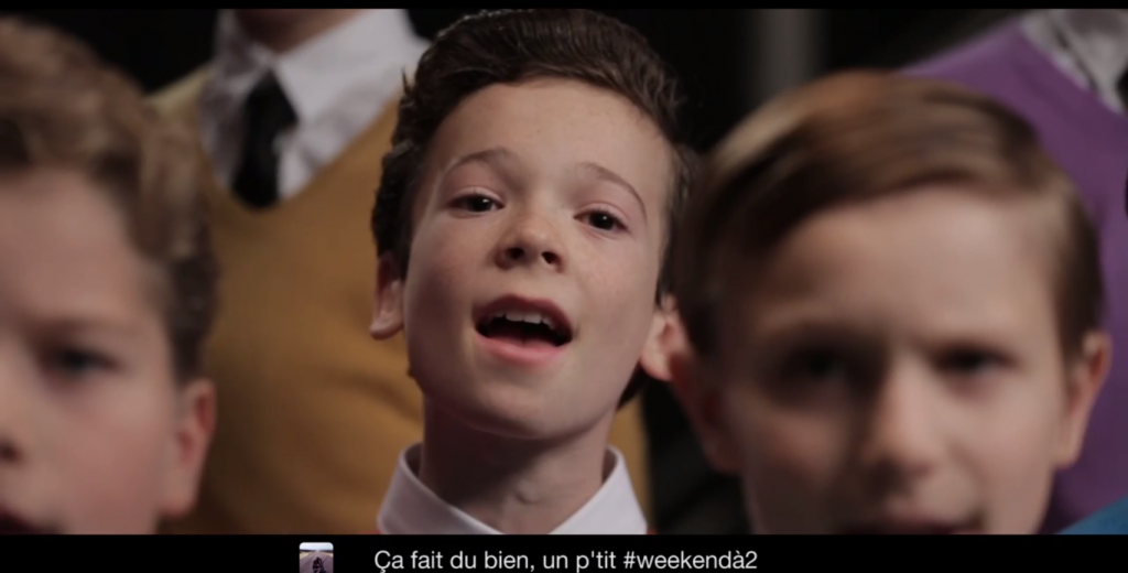 un ensemble de jeune choristes reprennent les meilleurs tweet en chanson