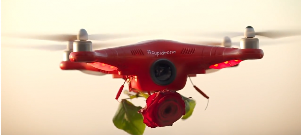 le cupidrone est équipé d'une caméra et détecte les âmes esseulés ou les couples pour lâché une rose rouge