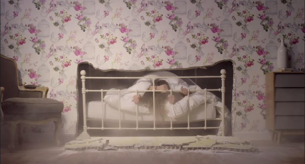 Alors aimez vous soyez fous mais attention ne à ne pas cassez le lit 