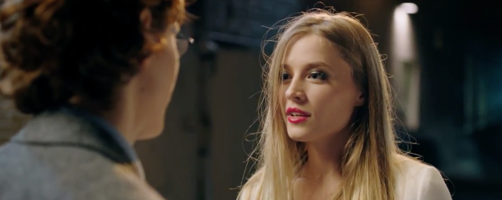 la jeune fille tombe sous le charme  de Jean François après sa démo de kung fu