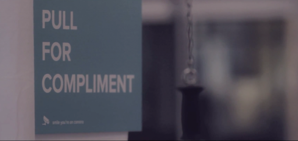 les passants n'avaient qu'à tirer sur la poignée pour voir se déverser des compliments