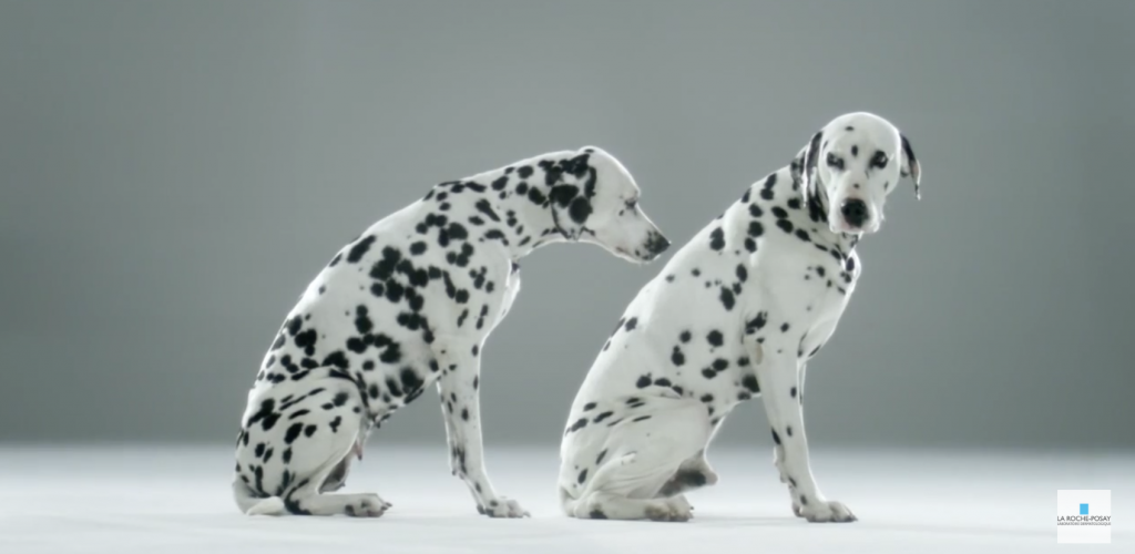 Parce que le dépistage du cancer de la peau peut permettre de le soigner, La Roche Posay lance une jolie campagne de prévention avec BETC