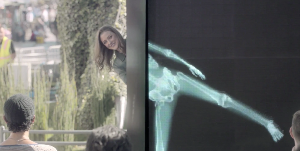 Ad council a installé un écran géant à rayon X pour montrer que l'amour est universel