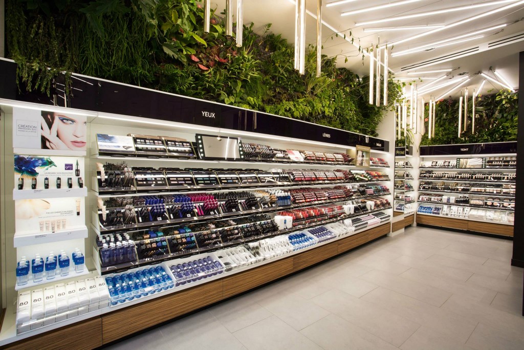 le mur de maquillage est une explosion de couleur