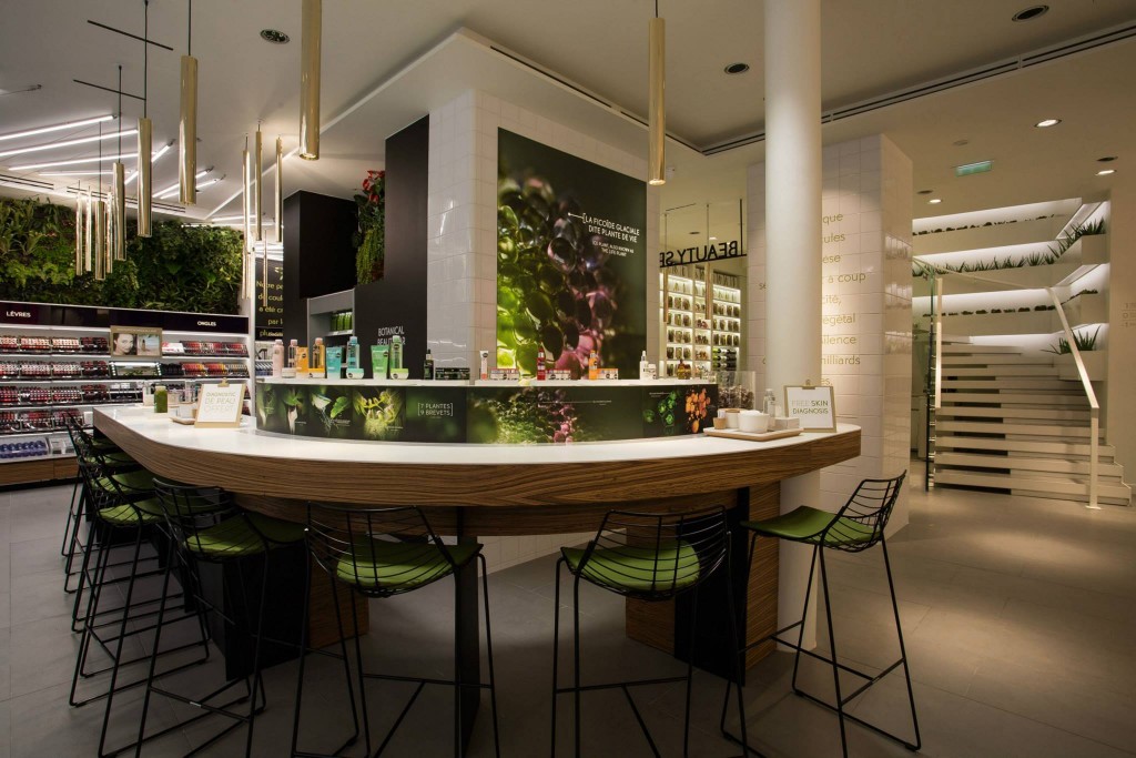 Un Botanical Beauty Bar est installé en plein coeur de la boutique et permet aux clientes de tester le produits tout en dégustant des jus frais
