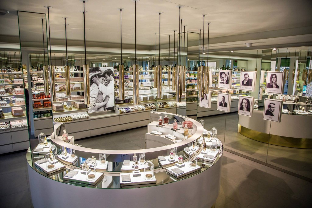 Le premier étage est dédié aux parfums et met en avant les différents senteurs imaginées par les grands nez pour Yves Rocher