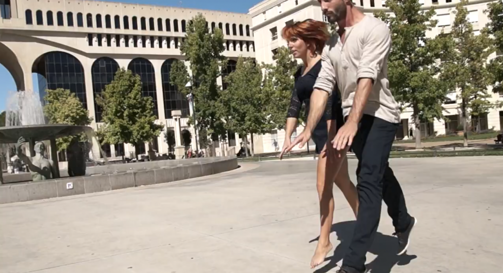 De la place de Théssalie à la rue de l'Ancien Courrier jusqu'à l'esplanade du Peyrou les deux danseurs nous entraînent dans leurs pas de danse