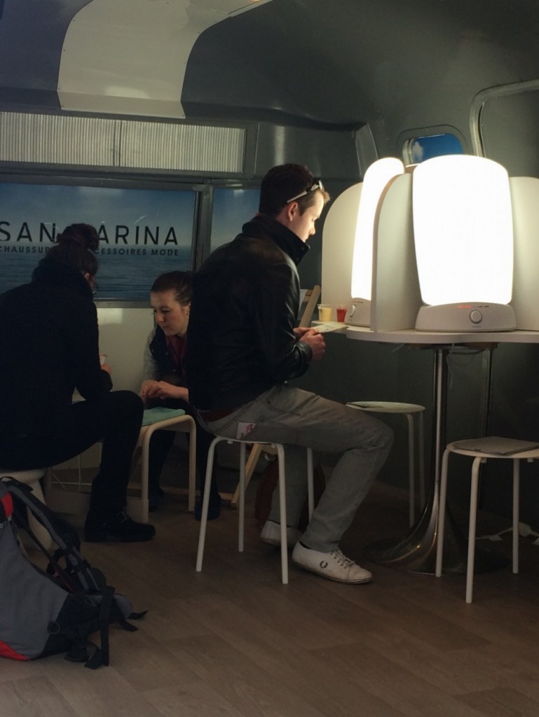 pose de vernis, soins des pieds, luminothérapie, bar à smoothie, san marina combat la déprime avec le soleil