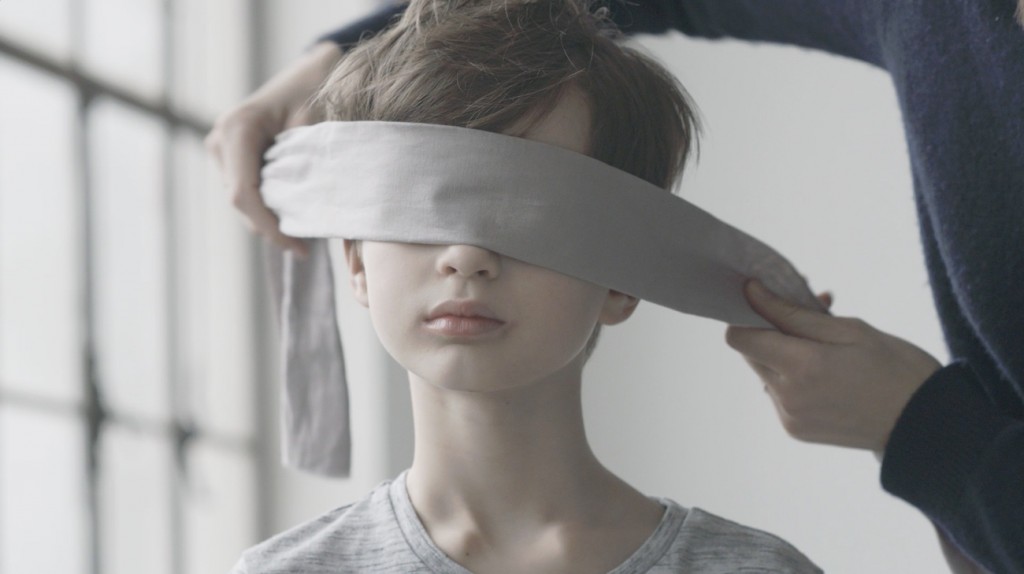 Les yeux bandés, les enfants doivent retrouver leur maman avec leurs mains et leur odorat