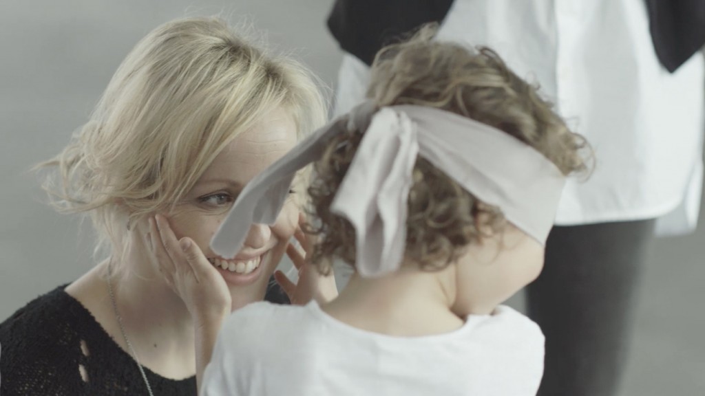 Les enfants partent à la recherche de leurs mamans avec leurs mains et leur odorat