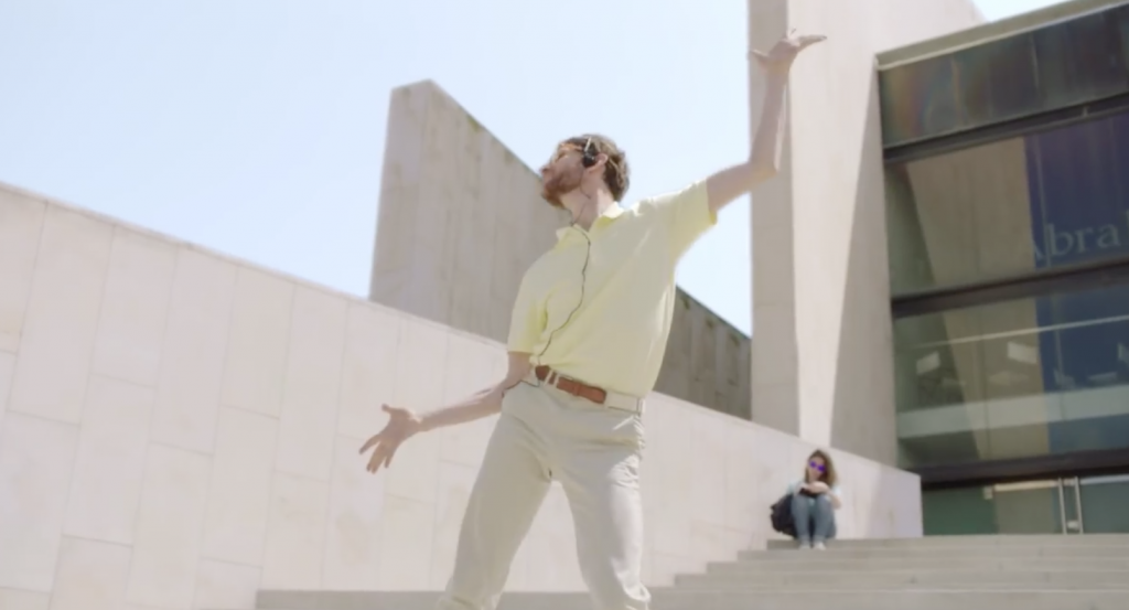 un spot qui met en scène un jeune homme emporté par le démon de la danse qui défile dans les rues en dansant