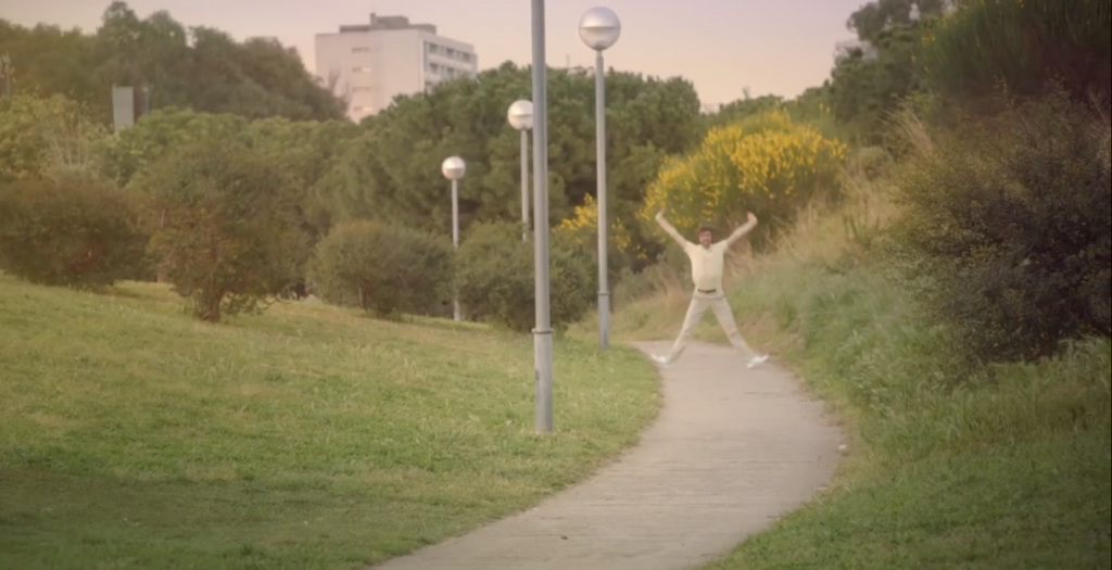 Téléchargez l'application Dance pour défier vos amis et tenter de remporter un tour du monde de la danse