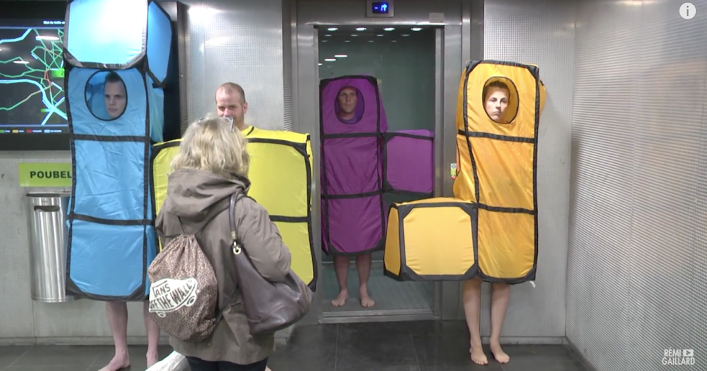 Une brique descend de l'ascenseur, prête à s'emboiter aux autres