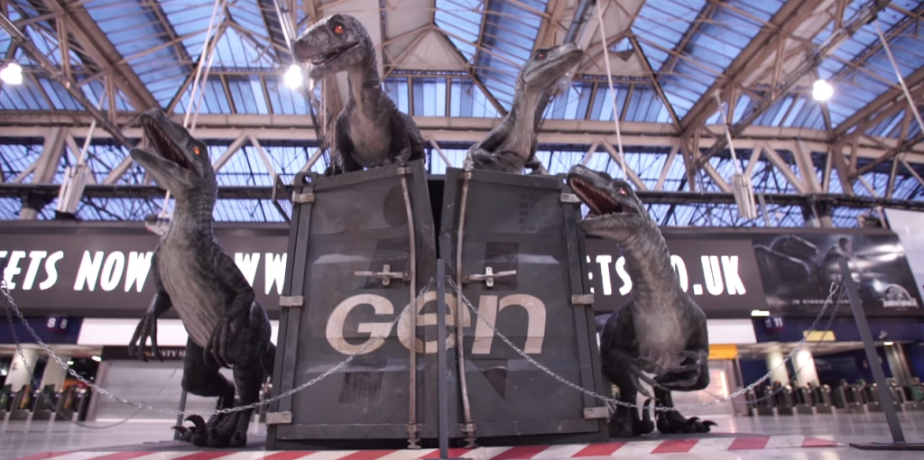 des vélociraptor sont apparus dès le lendemain en plein coeur de la gare pour plonger les passants dans le film jurassic world