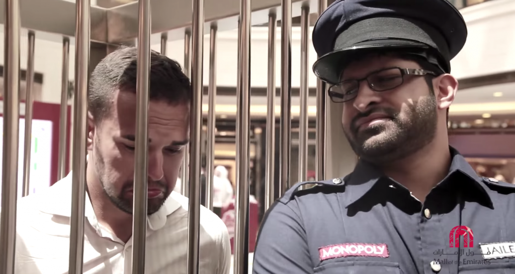 Lorsque les participants passaient pas la case prison, un policier les accompagnait dans un cage !