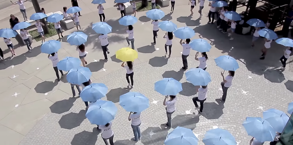 Sur un medley de mary poppins, petits et grands enfants ont enchainés une chorégraphies ludique qui a amusé les clients du centre