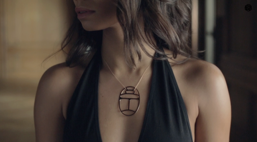 Hajiba Fahmy incarne les bijoux Ginette NY avec sensualité et volupté