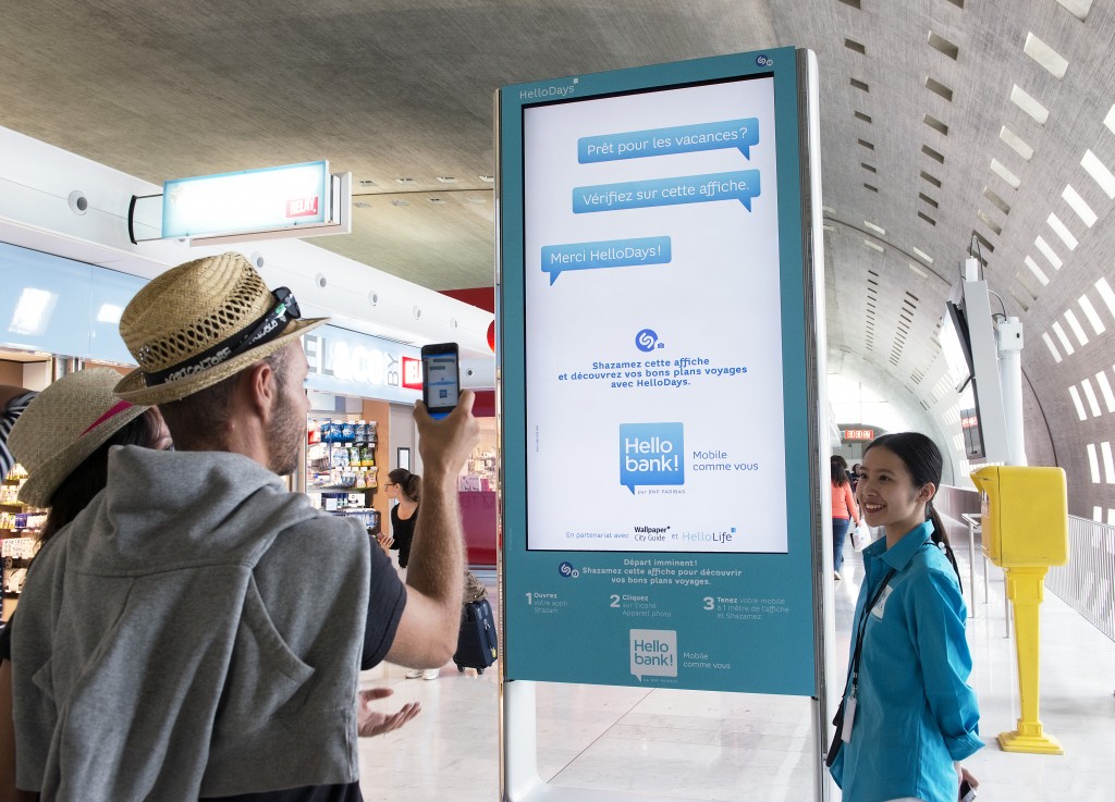 Hello bank! investit les bornes digitales JCDecaux aux aéroports parisiens pour proposer des bons plans aux vacanciers