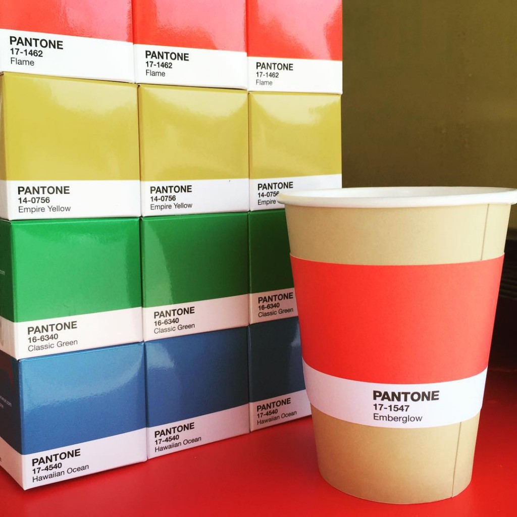 un café éphémère aux couleurs de Pantone s'est installé à Monaco