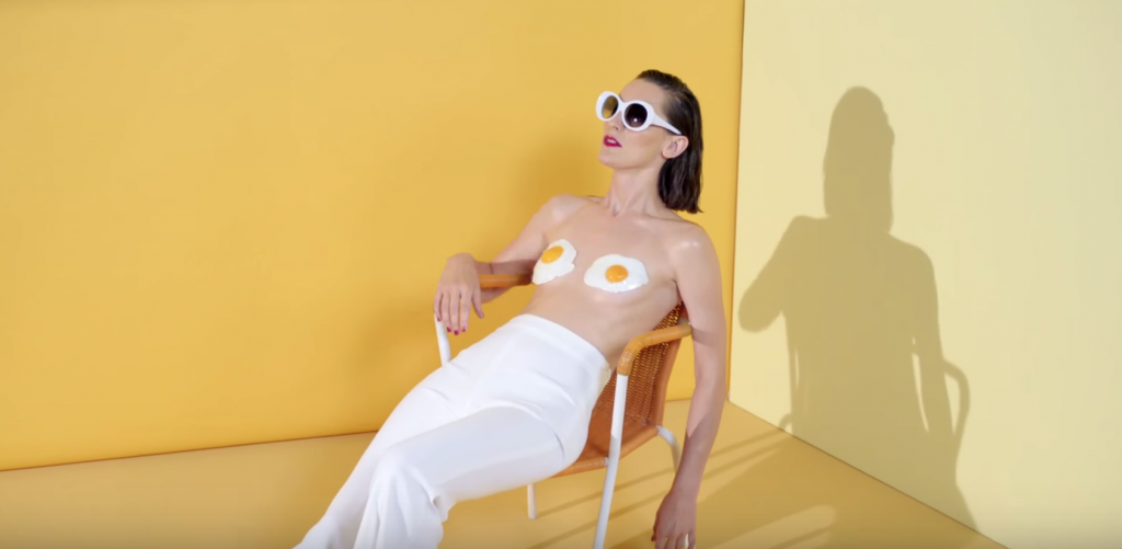 Yelle prête sa voix au spot AuNomDesSeins pour favoriser le dépistage du cancer du sein