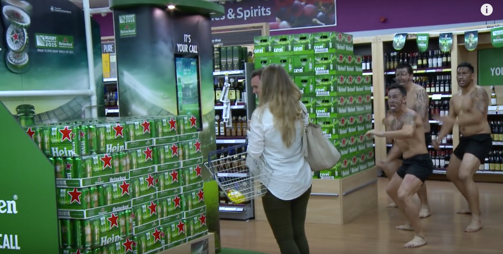 Heineken surprend les clients d'une grande surface avec 3 Maoris
