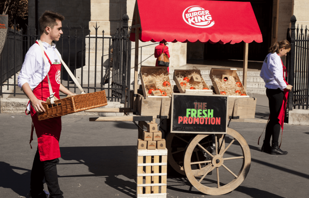 Burger King distribue des tomates devant ses restaurants pour faire la promotion de leur fraicheur