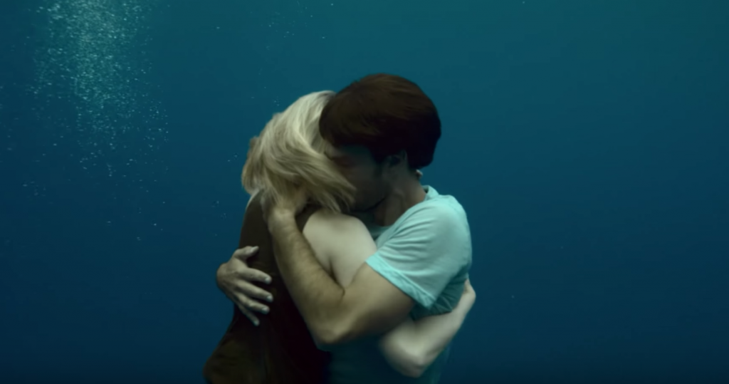 Un clip qui incarne avec poésie l'amour en version sous marine