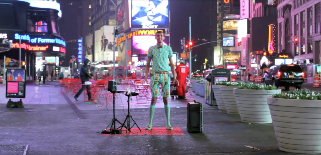 Stromae prépare son concert new-yorkais avec une vidéo exceptionnelle où il se met en scène sur Time Square sur Papaoutai