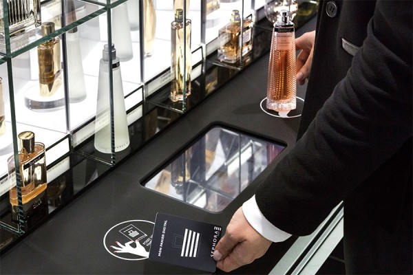 Les puces NFC permettent aussi d'obtenir des informations sur les produits en plus des les ajouter au panier virtuel