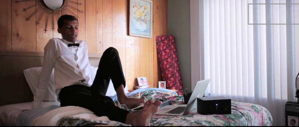 Stromae s'installe dans un Motel à Seattle pour nous expliquer sa chanson Formidable