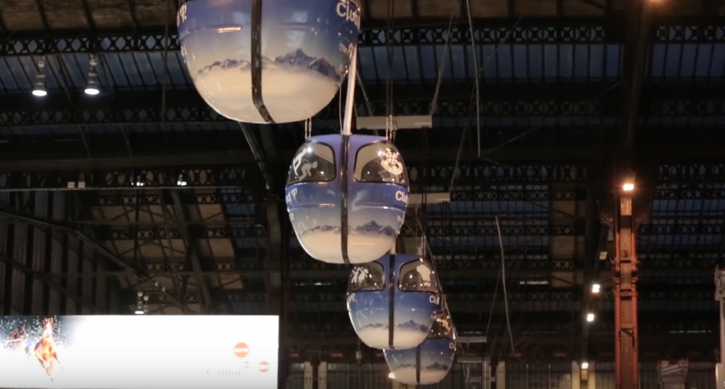 Pour immerger les passants, le Club med a installé des télécabine en plein coeur de la gare de lyon