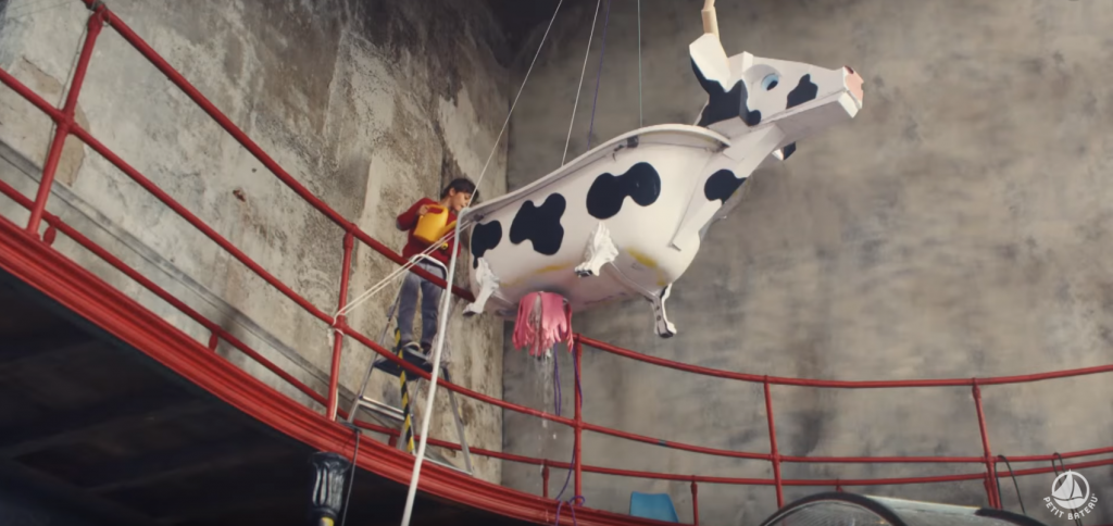 gant de boxe-batterie, des fils teints au chewing-gum, un canon qui lance des cupcakes ou encore un train à vapeur qui renverse du chocolat… C'est s a été conçue par des enfants !