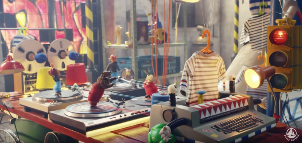 Dans la mini factory, les vêtement passent des test de résistances des plus créatifs