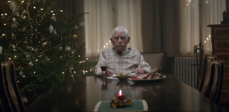 Edeka donne une belle leçon de vie avec sa publicité de Noël mettant en scène l'isolement d'un vieux monsieur délaissé par ses enfants