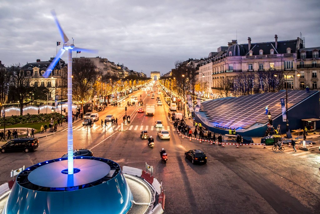 Ubi Bene et Ikea illuminent les Champs Elysées avec une éolienne, des champs photovoltaïques et l'énergie des parisiens