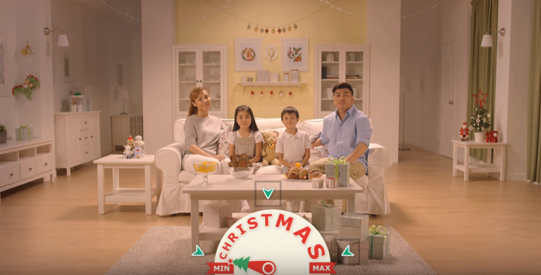 D'abord très minimaliste, cette famille se retrouve vite envahi de décoration de Noël