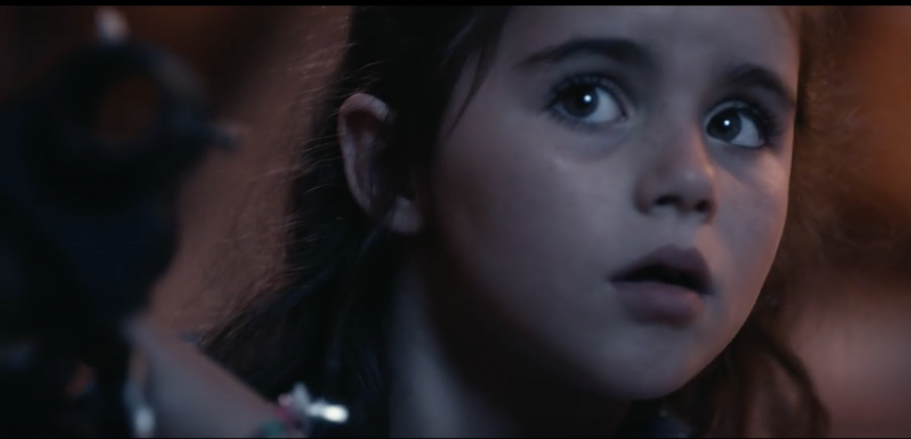 Lily découvre a Man on the moon et essaye de rentrer en contact avec lui