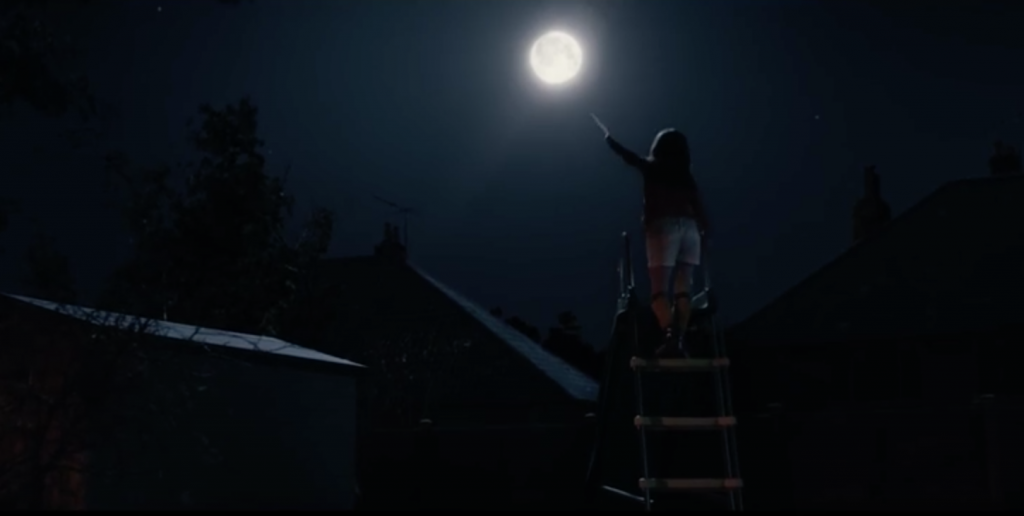 Lettres, dessin, par flèches ou avion de papier, Lily est déterminé à montrer au Man on the moon qu'il n'est pas seul