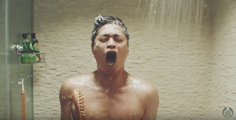 tout autour du globe, chacun prend sa douche ou son bain en chantant à sa manière Jingle Bells